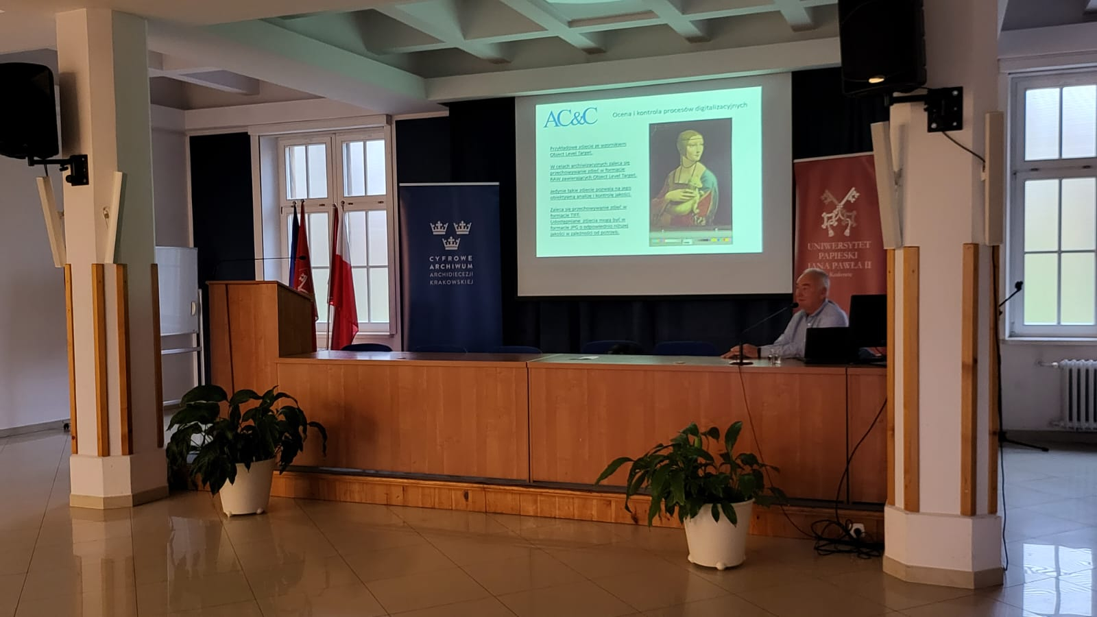 Konferencja naukowa 2022. Zdjęcie sali konferencyjnej z uczestnikami